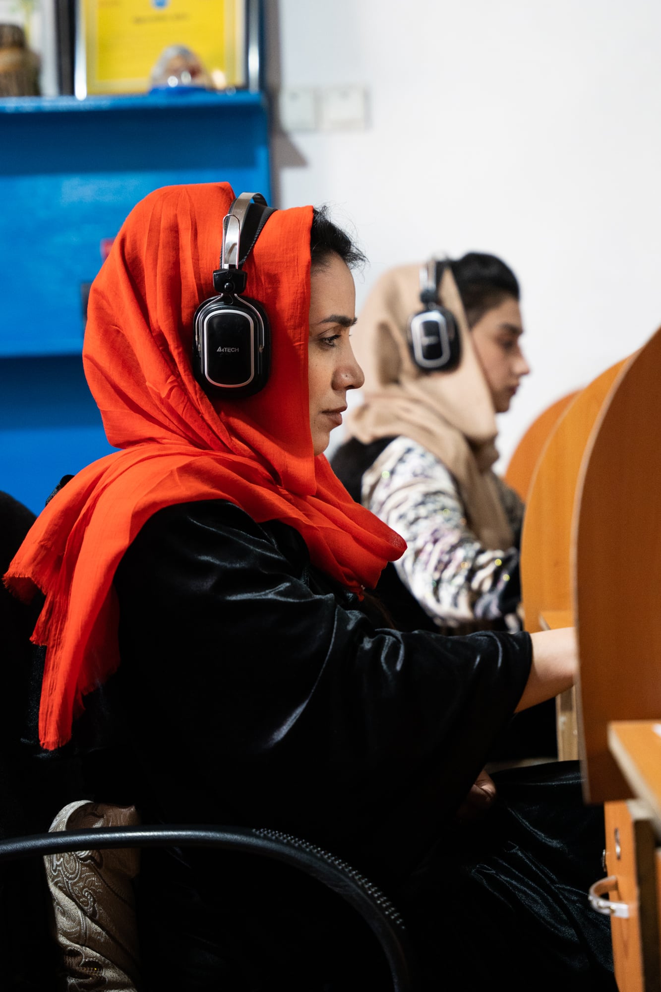 En la oficina de Radio Begum, las mujeres empleadas preparan y editan programas.