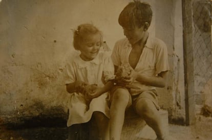 En 1938, jugando en Alta Gracia con unas palomas con su hermana Ana María, fallecida de cáncer en Cuba, el 22 de junio de 1990.