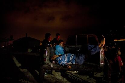 Vecinos de La Chorrera, pueblo de pescadores, asisten a una vigilia por los 4 muertos que causó el teremoto en esta población.