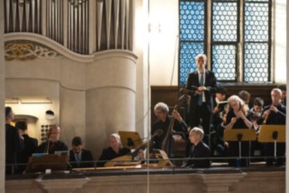 El contratenor Alexander Chance canta el aria ‘Von den Strikken’ de la primera parte de la ‘Pasión según San Juan’ en la Thomaskirche.