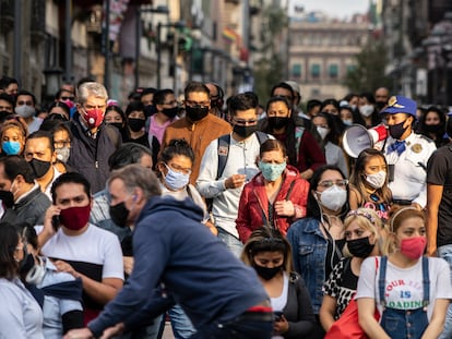 Cruce de la calle Madero y el Eje Lázaro Cárdenas en el centro de Ciudad de México un día antes del regreso al semáforo rojo por el aumento de contagios de covid-19.