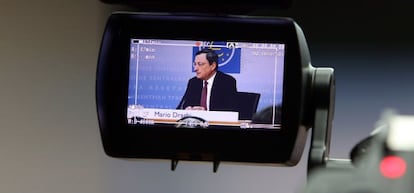 Mario Draghi, presidente del BCE, captado por una cámara durante una comparecencia ante los medios.