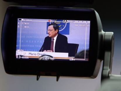 Mario Draghi, presidente del BCE, captado por una cámara durante una comparecencia ante los medios.