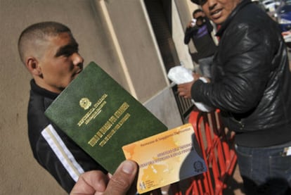 Varios  inmigrantes muestran  sus permisos de residencia italianos para poder pasar a Francia, ayer en la localidad italiana de Ventimiglia.