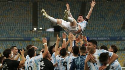 Os jogadores da Argentina lançam Messi ao ar após o triunfo sobre o Brasil no Maracanã.