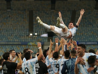 Os jogadores da Argentina lançam Messi ao ar após o triunfo sobre o Brasil no Maracanã.