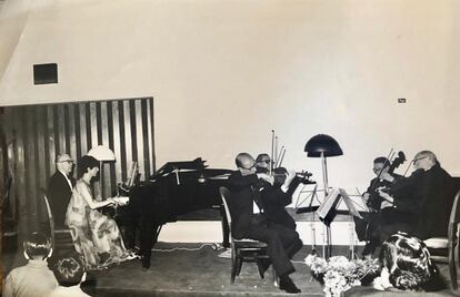 Olga Galperin junto a su padre, Iascha, durante un recital.