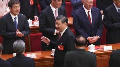 El presidente chino, Xi Jinping, en el centro de la imagen, durante el cierre de la sesión plenaria de la Asamblea Popular Nacional, el pasado lunes en Pekín.