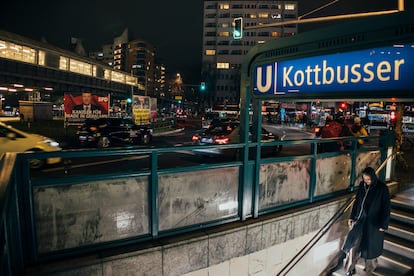 Carteles electorales en Kottbusser Tor, en el barrio berlinés de Kreuzberg, donde se concentra población migrante.