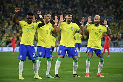 Los brasileños Vinicius, Raphinha, Paquetá y Neymar celebran un gol de su selección en el Mundial de Qatar.