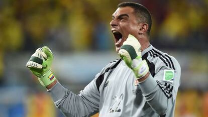 Mondragón celebra el cuarto gol de Colombia.