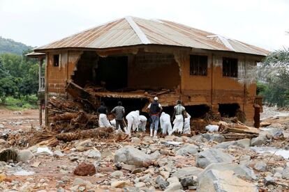 Equipos de rescate buscan cadáveres entre los restos de una casa en Pentagon, en Freetown, la capital de Sierra Leona. El pasado jueves, otro corrimiento de tierras en una aldea de pescadores del este de Congo  se llevó por delante las casas de adobe, y podría haber matado a unas 200 personas, según Reuters. 