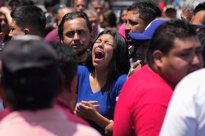 Una joven reacciona en el momento en que los restos de Camila Gómez son entregados a su familia.