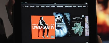 Un empleado de Amazon muestra contenidos en uno de los Kindle Fire de la compa&ntilde;&iacute;a. 