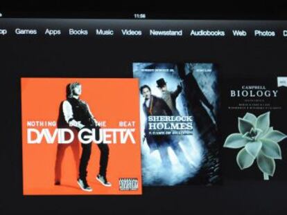 Un empleado de Amazon muestra contenidos en uno de los Kindle Fire de la compa&ntilde;&iacute;a. 