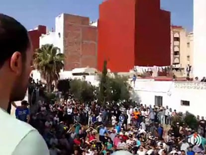 De espaldas, Nasser Zafzafi, el líder del movimiento que abandera las protestas en la ciudad desde hace medio año en el Rif, este viernes.