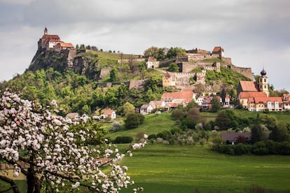 Localizado al este de Graz, la capital de Estiria, Riegersburg es pueblo medieval levantado sobre una colina y coronado por un castillo que, a su vez, ha sido erigido sobre un volcán inactivo. Riegersburg tiene un pasado muy intenso que ha contemplado batallas de la guerra de los Treinta Años, quemas de brujas y, también, la elaboración de excelentes vinos blancos. El castillo alberga un museo de la brujería y ofrece también espectáculos de cetrería. Muy cerca de Riegersburg se encuentra la fábrica de chocolate Zotter, el gran referente austriaco, donde el visitante puede degustar de tan adictivo dulce en tantas formas como desee.