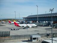 Aviones en la Terminal T4 del Aeropuerto Adolfo Suárez Madrid-Barajas, a 30 de marzo de 2026, en Madrid (España). La red de aeropuertos españoles de Aena prevé operar un total de 70.505 vuelos durante esta Semana Santa, bajo la sombra de dos huelgas de asistencia en tierra en las compañías Groundforce y Menzies. Ambas protestas conllevan paros parciales hoy, 30 de marzo, el miércoles, 1 de abril, y el viernes, 3 de abril.
30 MARZO 2026
Jesús Hellín / Europa Press
30/03/2026