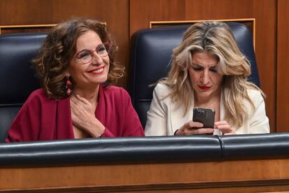 La vicepresidenta primera y ministra de Hacienda, María Jesús Montero (izquierda), junto a la vicepresidenta y ministra de Trabajo, Yolanda Díaz, este martes en la sesión plenaria del Congreso.