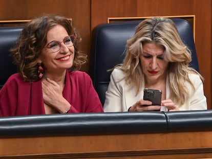 La vicepresidenta primera y ministra de Hacienda, María Jesús Montero (izquierda), junto a la vicepresidenta y ministra de Trabajo, Yolanda Díaz, este martes en la sesión plenaria del Congreso.