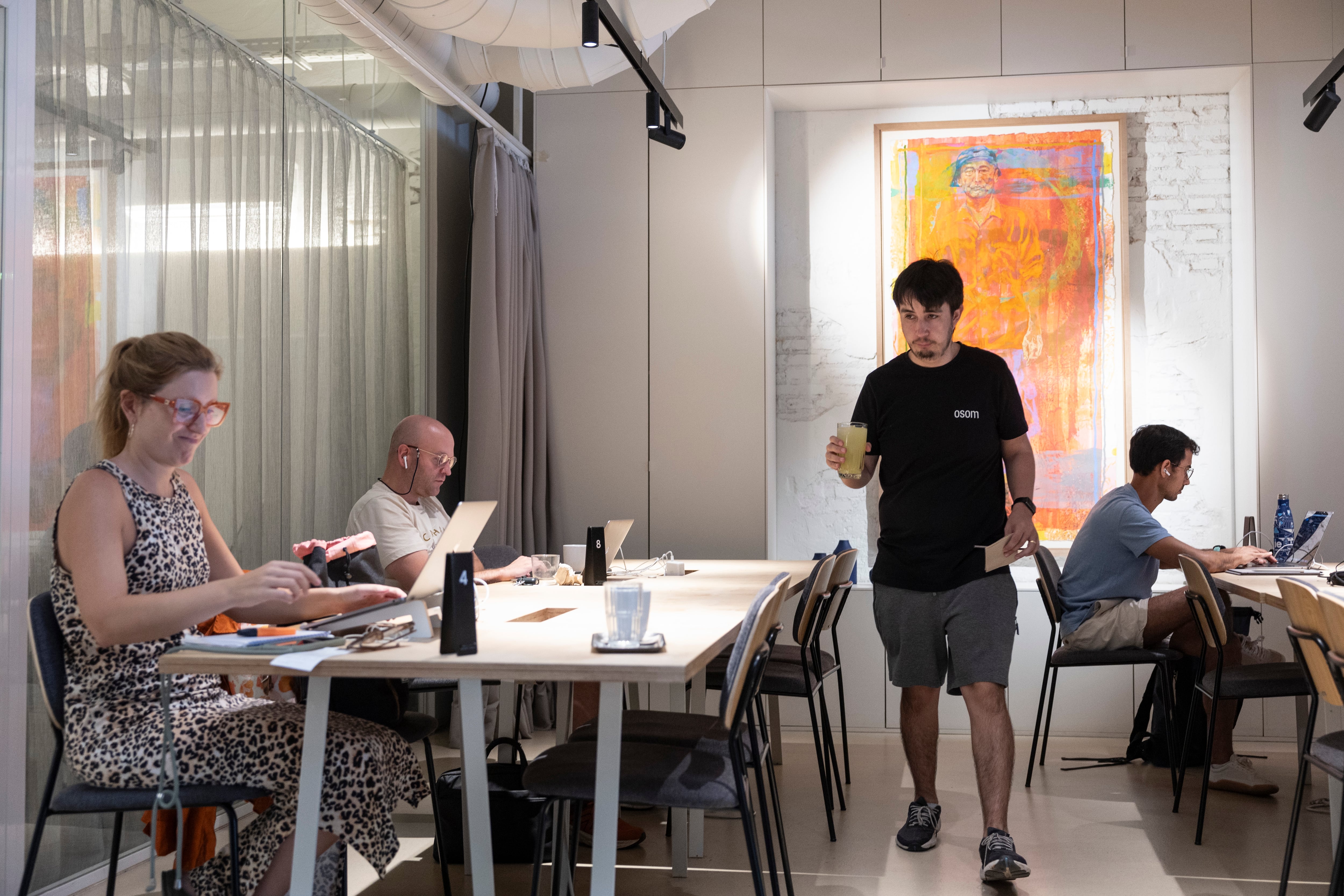 “Se me queman las neuronas. Necesito estar en un lugar fresco para poder rendir en el trabajo”. Las cafeterías se convierten en oficinas de autónomos sin aire en casa