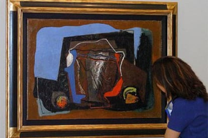 Una joven observa una de las obras expuestas en la Fundación Telefónica.