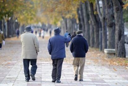 Imagen de tres ancianos caminando por el Paseo de la Senda de Vitoria.