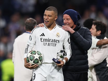 Mbappé (izquierda) con el balón y el MVP después de marcar tres goles ante el City.