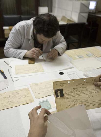 Un grupo de restauradores revisa y preserva el archivo del antiguo centro republicano.