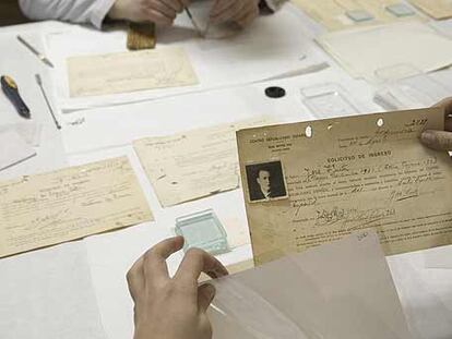 Un grupo de restauradores revisa y preserva el archivo del antiguo centro republicano.