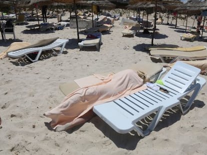 En la imagen, varios cuerpos cubiertos con mantas en la playa de Túnez atacada.