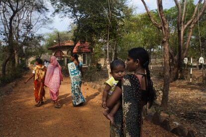 Soni Satish Chaudhari pasea con su bebé, Sloka, que ha sido operado de labio leporino.