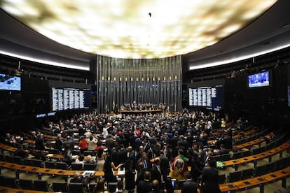 El pleno de la Cámara de los Diputados está abarrotado para la sesión de votación del impeachment de Dilma Rousseff. La sesión comenzó con discusiones, insultos y hostilidad entre los diputados. 