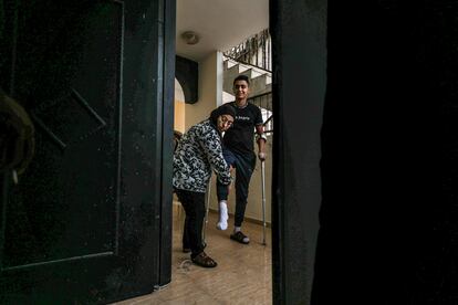 Abdallah Saquer, 14, is helped by his mother Ataf. The young Palestinian was wounded on November 1 by a bullet fired by an Israeli soldier from the wall built in the Aida refugee camp (Bethlehem). 