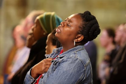 Missa em homenagem ao ex-presidente sul-africano, Nelson Mandela, na Saint George's Cathedral, na Cidade do Cabo, 6 de dezembro de 2013.