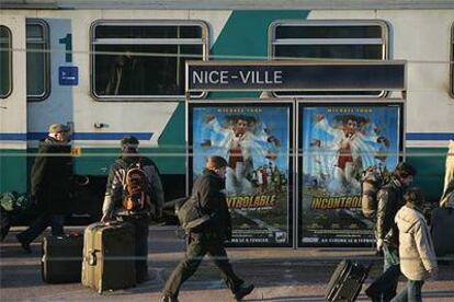 Varios pasajeros en la estación de trenes de Niza (sur de Francia), ayer.