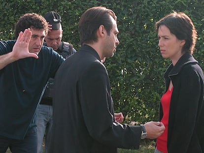Daniel Calparsoro (a la izquierda), durante el rodaje de <i>Ausentes,<i> protagonizada por Ariadna Gil y Jordi Mollá.