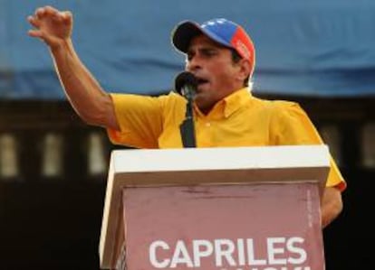 El candidato presidencial de la alianza opositora venezolana, Henrique Capriles Radonsky, fue registrado este martes durante un acto de campaña en la ciudad de Barcelona (Venezuela).