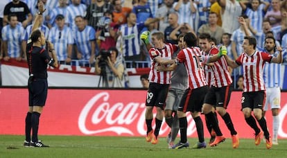 Mateu Lahoz anula el gol de Iraizoz mientras los jugadores del Athletic lo celebran.