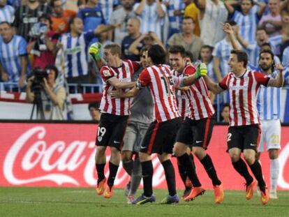 Mateu Lahoz anula el gol de Iraizoz mientras los jugadores del Athletic lo celebran. 