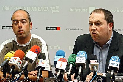 Los dirigentes de la Batasuna Pernando Barrena e Imanol Iparragirre, durante la rueda de prensa en San Sebastin.