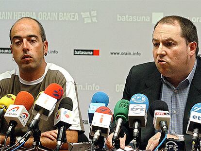 Los dirigentes de la Batasuna Pernando Barrena e Imanol Iparragirre, durante la rueda de prensa en San Sebastián.