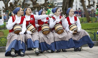 Un grupo de barriles de la Tamborrada infantil esperan la salida en el parque Alderdi Eder de San Sebastián.