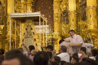 Los almonteños han saltado la reja a las 3:28 horas, instante en el que el Simpecado de la Hermandad Matriz de Almonte ha cruzado la Concha Peregrina que hace de pórtico del Santuario de la Virgen del Rocío, procedente del rezo del Santo Rosario, dando comienzo la procesión de la imagen.