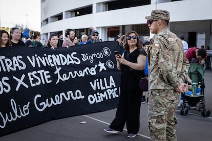 Una protesta por la crisis de vivienda en un recinto de votación, durante las elecciones municipales en el Estadio Nacional en Santiago, Chile.