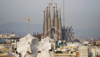 La Sagrada Familia vista desde la Pedrera, dos de los edificios de Gaudí.