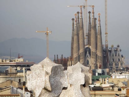 La Sagrada Familia vista desde la Pedrera, dos de los edificios de Gaudí.