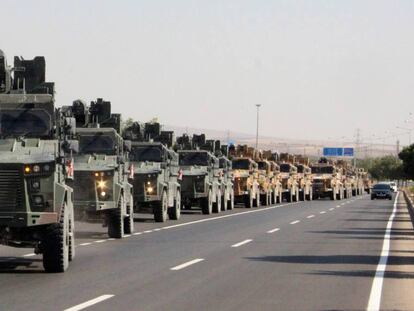 Comboio militar turco perto da fronteira turco-síria, nesta quarta-feira.