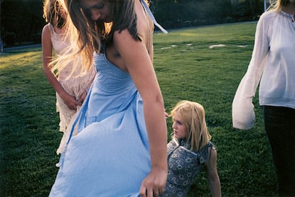Imagen tomada por Corinne Day e incluida en 'The Virgin Suicides' (MACK, 2025), libro publicado con motivo del 25 aniversario de la película. © Corinne Day Estate.
