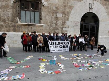 Protesta de los lilbreros ante el Palau de la Generalitat por el impago de la deuda 